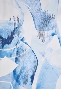 Blaue und weiße Stoff mit abstrakten Mustern; verfügt über metallische Akzente in Form von Punkten und strukturierten Pinselstrich-Designs.