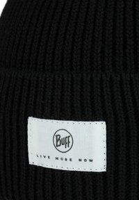 Gorro de punto negro con patrón de canalé vertical, con una etiqueta blanca que presenta el logotipo "Buff" y el texto "Live More Now" en la parte frontal.