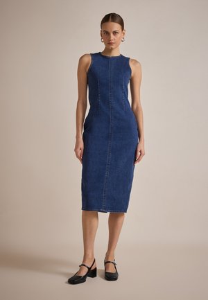 Abito midi in denim, design aderente con maniche corte, caratterizzato da una cucitura centrale e una cucitura a contrasto, di un profondo colore indaco.