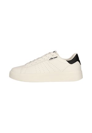 Sneaker bianca low-top con chiusura frontale con lacci, dettagli laterali traforati, linguetta nera al tallone e logo "ellesse" vicino ai lacci.