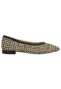 Bailarinas trenzadas en negro y crema, con punta afilada y tacón bajo, detalladas con textura y un forro interior suave.