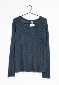 Maglione lavorato a maglia blu scuro con scollatura ampia e maniche lunghe, caratterizzato da motivi testurizzati e una vestibilità morbida. Appeso a un gancio nero.