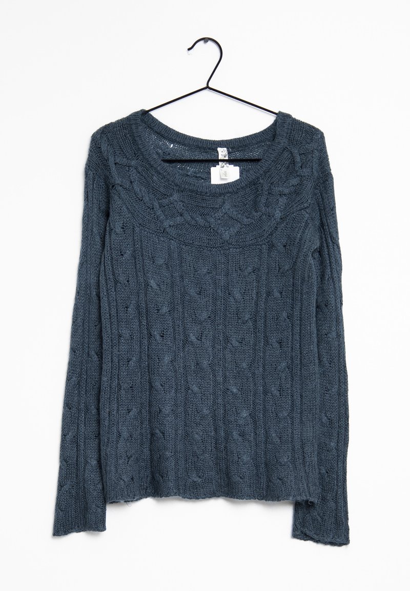 Maglione lavorato a maglia blu scuro con scollatura ampia e maniche lunghe, caratterizzato da motivi testurizzati e una vestibilità morbida. Appeso a un gancio nero.