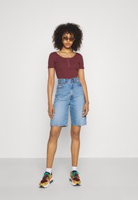 Pieces PCKITTE - T-shirt básica - red mahogany