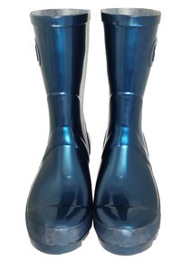Bottes de pluie en caoutchouc bleu marine avec une finition brillante, bout arrondi, poignets texturés et découpes circulaires sur les côtés pour un enfilage facile.