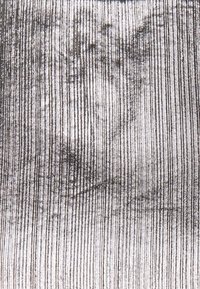 Metallisk tyg med vertikala strukturerade ränder i silver och grått. Ytan har en mjuk lyster och dämpade gradientdetaljer.