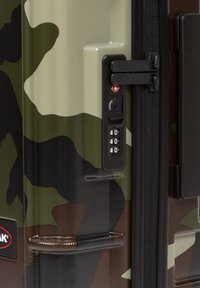 Kufr s tvrdou skořepinou v kamuflážovém provedení, s texturovaným povrchem, dvojitým kombinovaným zámkem a černými akcenty pro bezpečné uzavření.