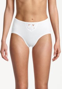 Hochgeschnittene weiße Baumwollslips mit Spitzenverzierungen auf der Vorderseite, die florale Muster und gewellte Ränder aufweisen. Glatte Textur über die gesamte Fläche.