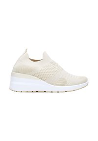 Baskets tricotées beige clair avec un design sans lacets, empeigne texturée et semelle blanche rembourrée ; équipées d'un mesh respirant pour un confort optimal.