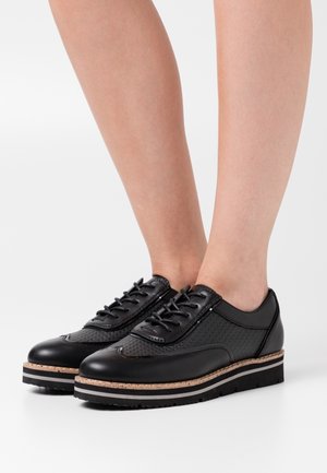 Anna Field, Derbies - black