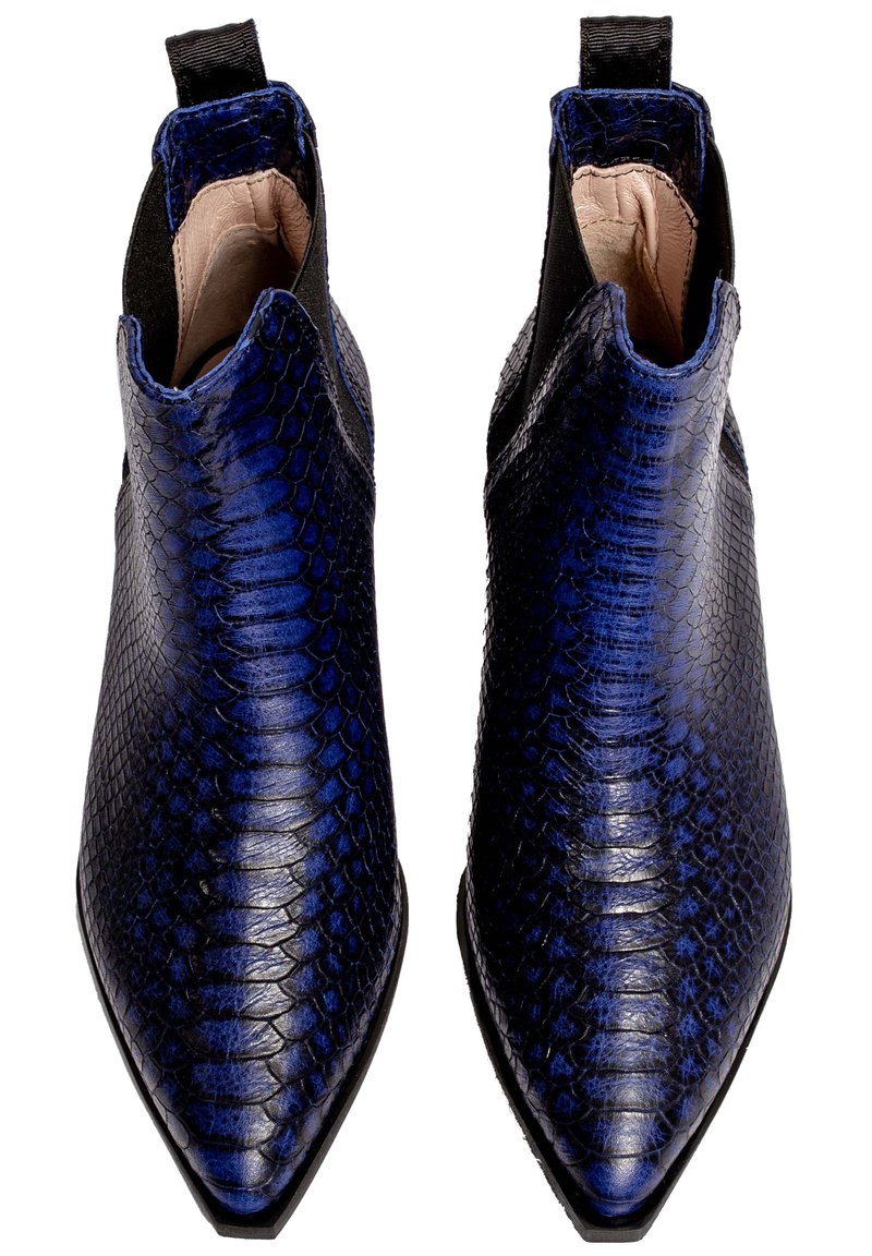 Niebieskie botki za kostkę z wężowej skóry, o spiczastych noskach, gładkiej teksturze, z dwoma pętelkami do zakładania na kołnierzu. Czarne elastyczne panele boczne. Płaska podeszwa.