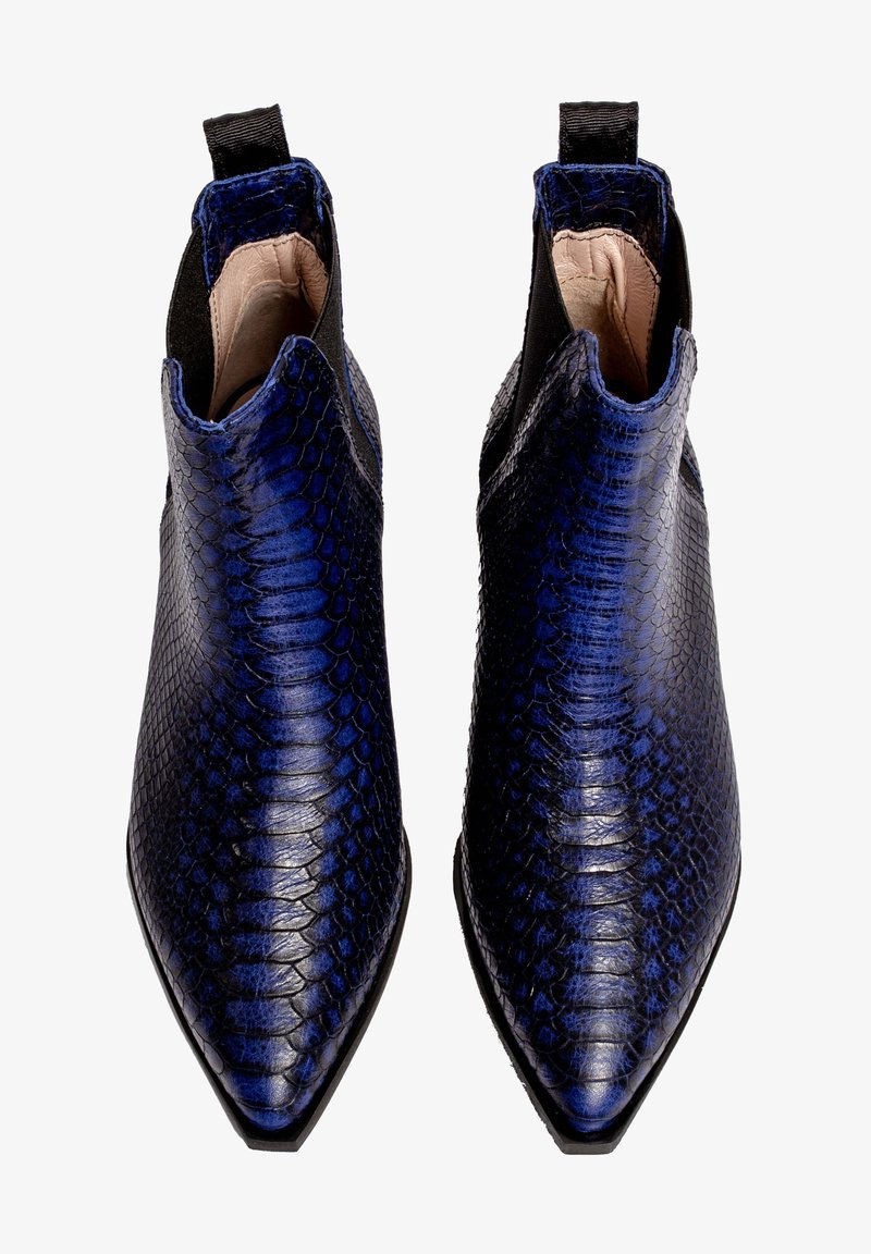 Niebieskie botki za kostkę z wężowej skóry, o spiczastych noskach, gładkiej teksturze, z dwoma pętelkami do zakładania na kołnierzu. Czarne elastyczne panele boczne. Płaska podeszwa.