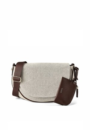 Bolso bandolera de tela beige con correa ajustable de color marrón oscuro y bolso con cremallera adjunto en marrón oscuro sobre fondo blanco.
