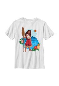 Camiseta blanca con un personaje de pie sosteniendo un remo, adornada con flores tropicales y un fondo de océano azul, incluidos elementos de diseño gráfico.