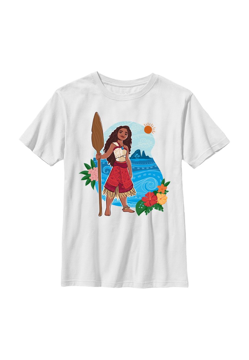 Camiseta blanca con un personaje de pie sosteniendo un remo, adornada con flores tropicales y un fondo de océano azul, incluidos elementos de diseño gráfico.
