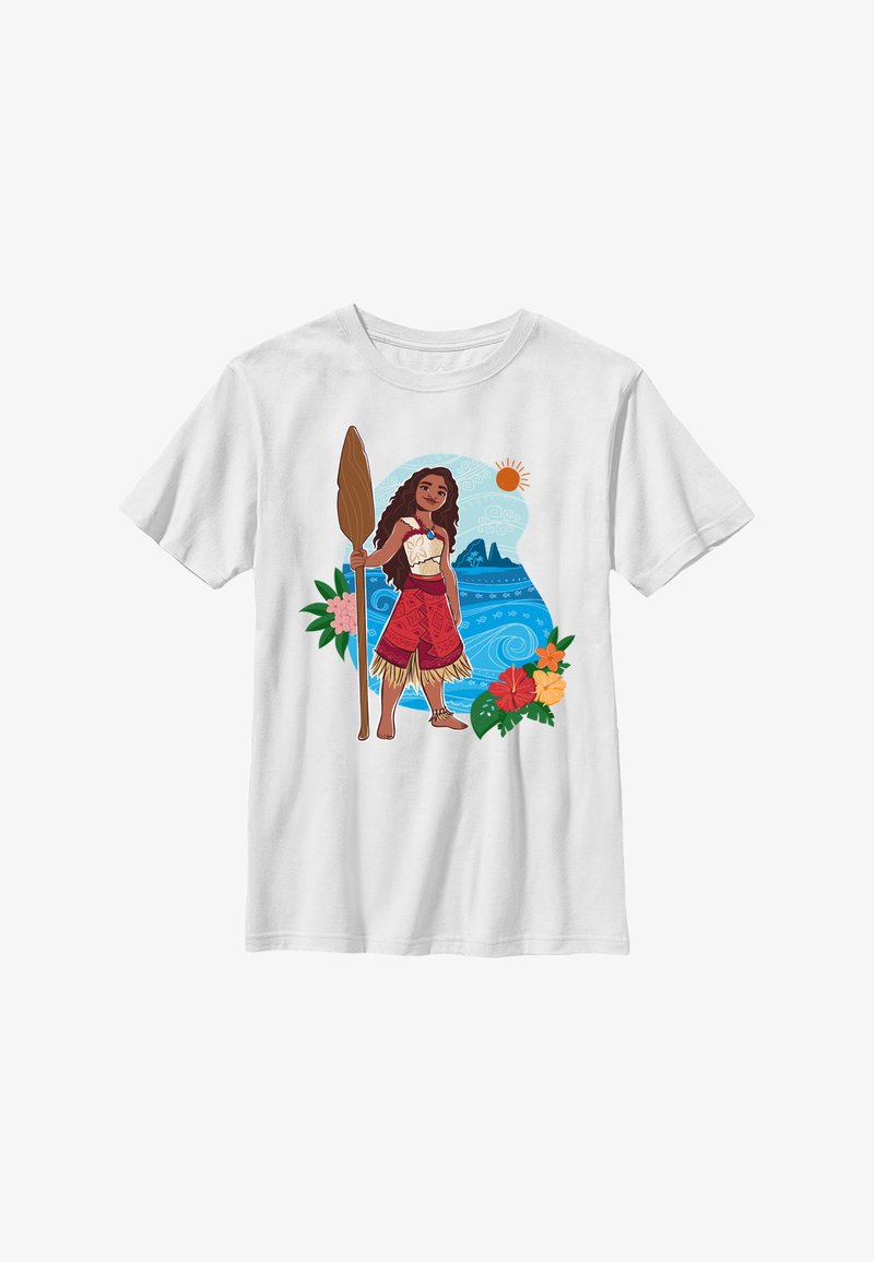 Camiseta blanca con un personaje de pie sosteniendo un remo, adornada con flores tropicales y un fondo de océano azul, incluidos elementos de diseño gráfico.