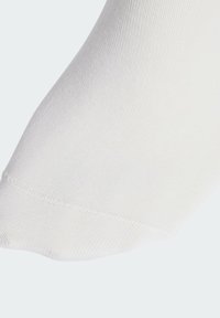 Biele bavlnené ponožky s hladkou textúrou a priliehavým tvarom. Obsahujú zosilnené oblasti na prstoch a päte, so žebrovaným lemom.