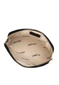 Pochette en cuir noir dotée d'une fermeture éclair dorée, intérieur beige avec le logo "WITTCHEN" répété, et une texture lisse.
