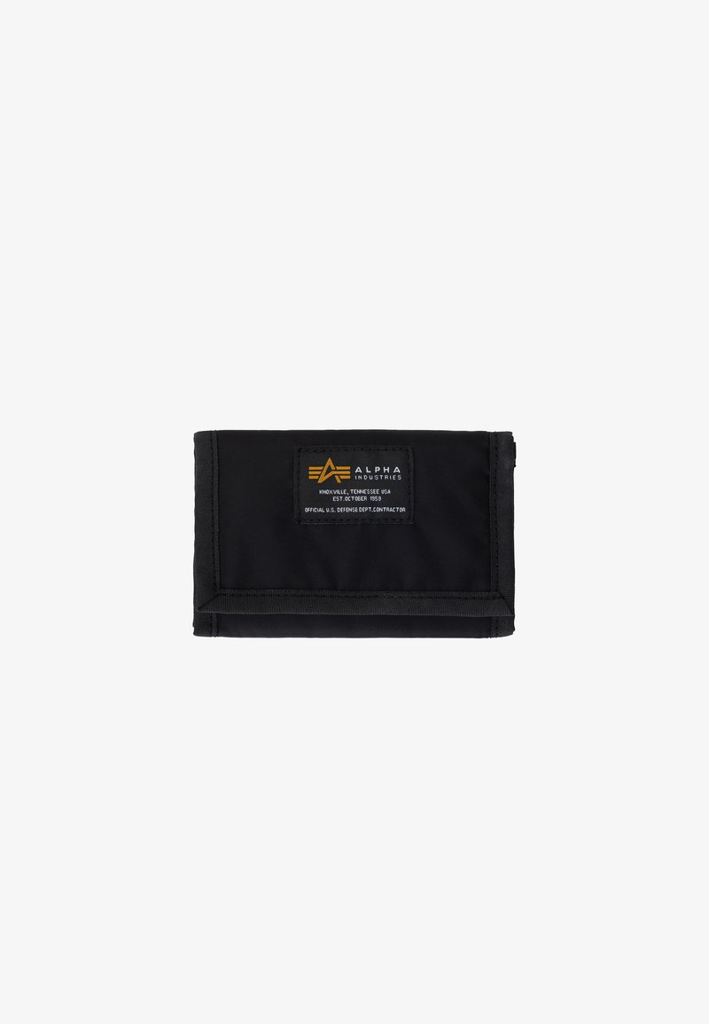 Cartera de tela negra con un diseño plegado. Presenta un parche de logo prominente en naranja y amarillo, bordes cosidos y un cierre seguro.