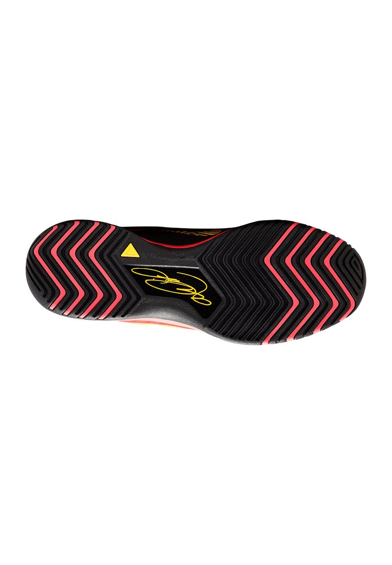 Semelle de chaussure noire avec un motif de crantage en zigzag, accents roses, détail en triangle jaune et signature en jaune sur une surface noire.