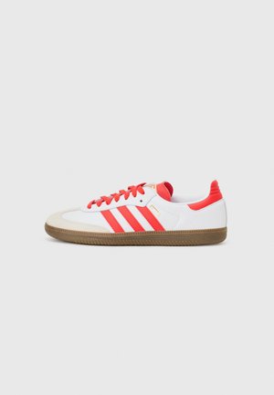 SAMBA LICENSED UNISEX - Zaalvoetbalschoenen - white/vivid red/gum