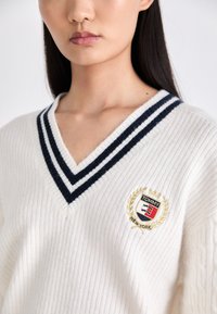 Tommy Jeans CREST CABLE  - Jersey de punto - ancient white