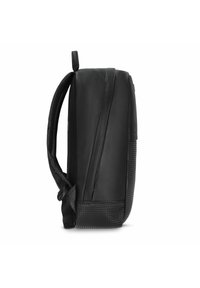 Mochila negra con una sección superior lisa y una parte inferior texturizada con patrones de diamante. Incluye correas ajustables y un zipper lateral.
