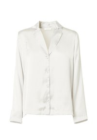 Cămașă lungă din satin alb, cu mâneci lungi, guler și închidere cu nasturi în față, având o textură netedă și lucioasă. Design simplu și minimalist.
