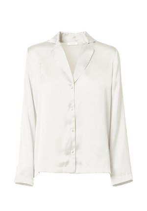 Chemise blanche en satin à manches longues avec un col, fermeture à boutons devant, et une texture lisse et brillante. Design simple et minimaliste.