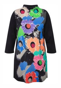Schwarzes langärmliges Kleid mit großen bunten Blumenmustern in Grün, Lila, Blau, Orange, Pink und Rot auf der Vorderseite.