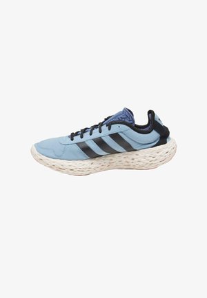 Jasnoniebieski but sportowy z czarnymi paskami, teksturowana tkanina, gumowa podeszwa i charakterystyczna masywna biała podeszwa środkowa dla wsparcia.