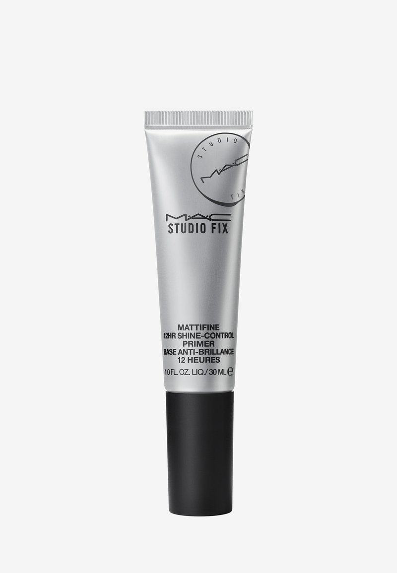Tube en métal argenté avec un capuchon noir, étiqueté "MAC Studio Fix Mattifine 12HR Shine-Control Primer", avec du texte noir et un logo.