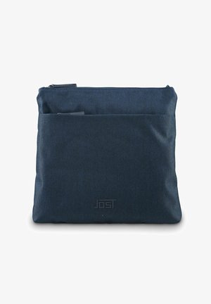 Pochette di tessuto blu navy con chiusura a zip e tasca esterna. Presenta una superficie liscia e il logo "Jost" impresso sulla parte anteriore.