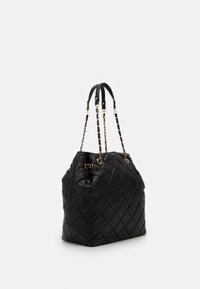 Mustakirjava keinonahkainen käsilaukku, jossa on kultasävyiset ketjuhihnat ja nyörityksellä suljettava yläosa. Ominaisuuksiin kuuluu pehmeä, teksturoitu pinta ja tilava muotoilu.