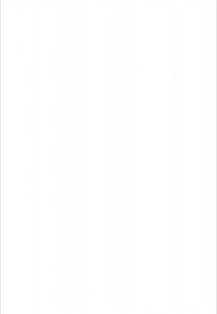 Briller hviler på en åpen notatbok med håndskrevne notater ved siden av et tastatur på et tre skrivebord.