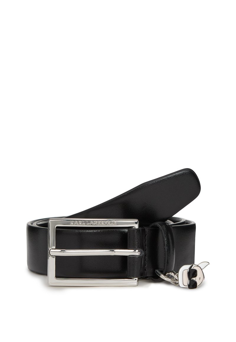 Schwarzer Leder-Gürtel mit einer silbernen Doppelklinke mit graviertem Logo. Enthält einen abnehmbaren Anhänger mit einem auffälligen Design.