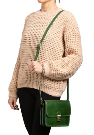 Borsa a tracolla verde in pelle con chiusura a pattina e accessori in oro. Forma strutturata, texture liscia e dettagli di cucitura a contrasto.