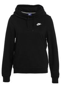 Musta Nike-huppari, joka on valmistettu pehmeästä kankaasta. Hupparissa on kiristettävä huppu, etupuolella kengurupussi ja valkoinen Nike-logo rinnan kohdalla.