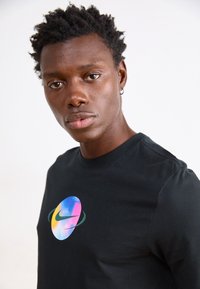 Nike Sportswear TEE COSMIC - Print T-shirt - black