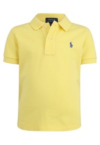 Gul polo skjorta i texturerad bomull, med en tre-knapps knäppning och en blå broderad logotyp på vänster bröst.