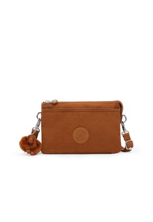 Brun rektangulær crossbody taske med justerbar rem, front lynlåslomme, rundt logomærke og lille fluffy abe-nøglering.