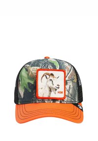 Gorra de camuflaje con visera naranja; presenta un parche de cabra bordado enmarcado en naranja y la palabra "ÉL". Lados de malla para ventilación.