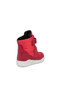 Rode enkellaars van suede en synthetische materialen, met een gepolsterd ontwerp, twee verstelbare klittenbandsluitingen en een witte rubberen zool.