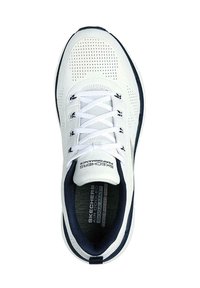 Zapatilla blanca con diseño perforado, que presenta un acento en azul marino y cordones blancos. Plantilla etiquetada como "SKECHERS AIR COOLED" con forro infundido con cobre.