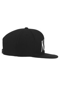 Sort snapback cap med flad skygge, der har hvid broderet tekst på forsiden. Lavet af et struktureret stof med ventilationshuller.