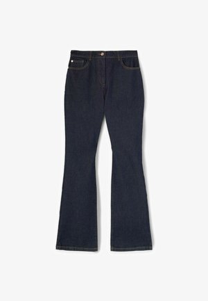 Granatowe dżinsy z szerokimi nogawkami, pięcioma kieszeniami, metalowym zapięciem na guzik oraz kontrastującymi żółtymi przeszyciami wzdłuż szwów. Tkanina dżinsowa o gładkiej fakturze.