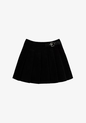 Jupe plissée en velours côtelé noir avec une taille ajustée et une ceinture ornée d'une boucle en argent. Le tissu présente une surface texturée.