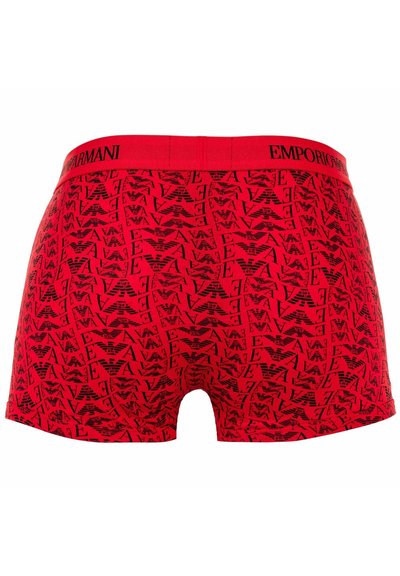 Boxers rouges avec un motif de logo noir répété. Taille élastique avec le texte "EMPORIO ARMANI". Tissu doux et extensible.