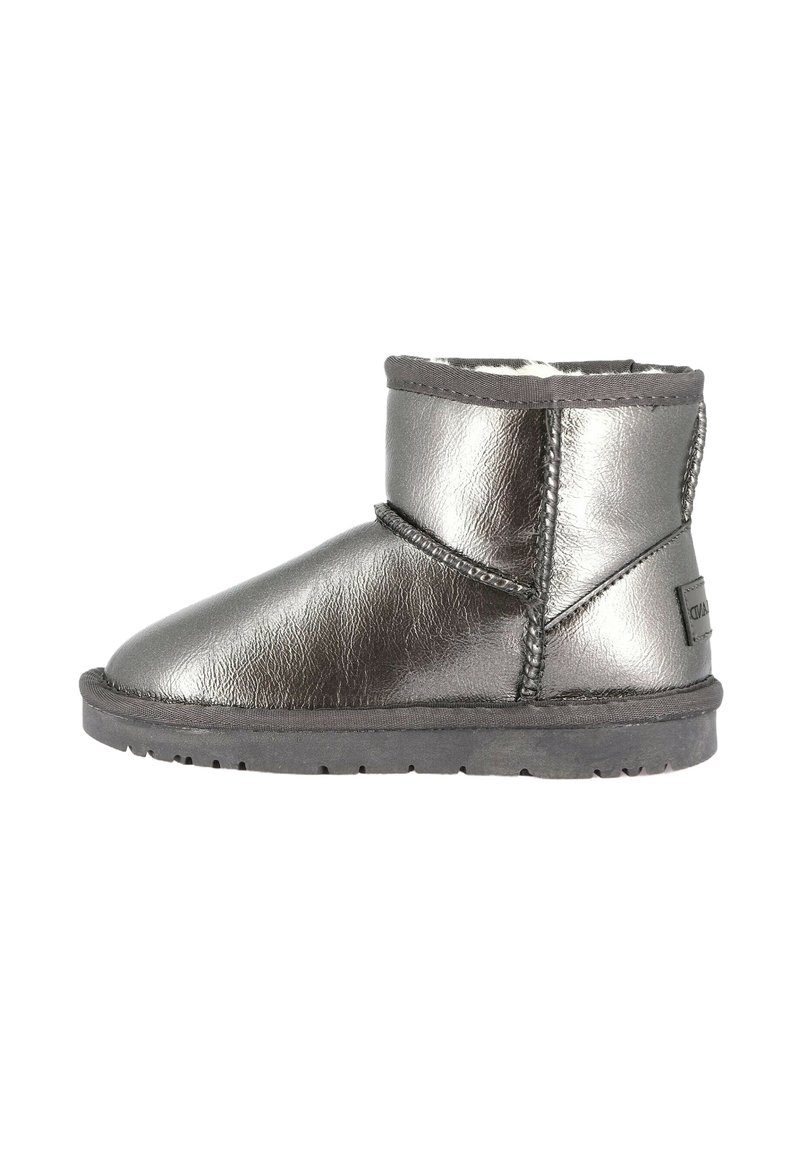 Stivale alla caviglia metallico argenteo realizzato in pelle texturizzata, dotato di una morbida fodera interna, punta tonda e suola in gomma nera resistente.