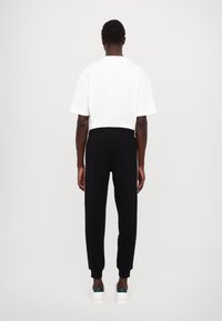 EA7 Emporio Armani PANTALONI - Treniņtērpa apakšdaļas - black